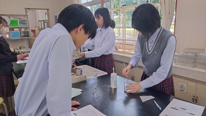 ビーカーに入れて溶かす