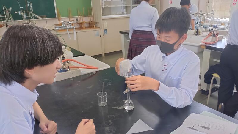 こぼれないようメスフラスコに移す