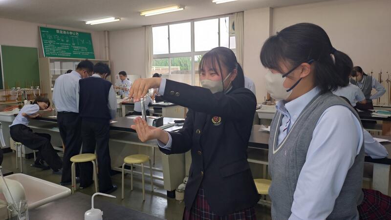 しっかり押さえて混ぜる