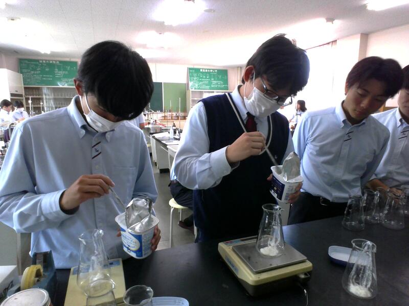 今回は２種類のヨーグルトを調べました