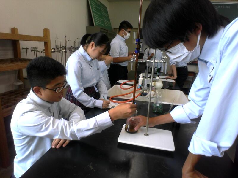 青色になるまで滴定する