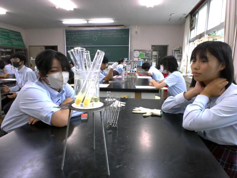 温めると黄色になるものがでてきました