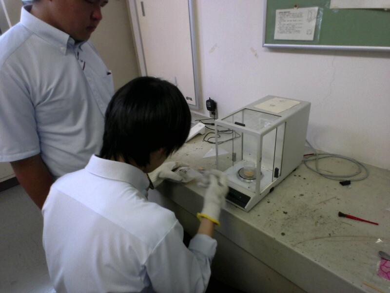 試料を秤量びんにはかる