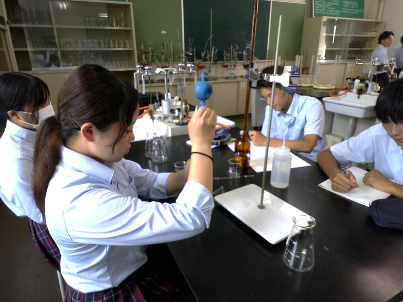 しょうゆをはかり取る