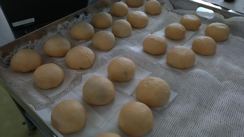 大きな蒸し器で蒸していく