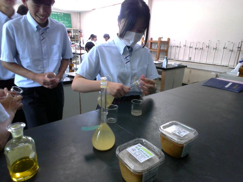 希釈した味噌を取る