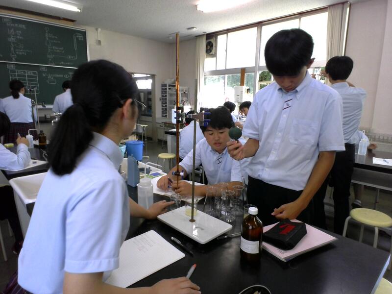 試料をはかり入れる