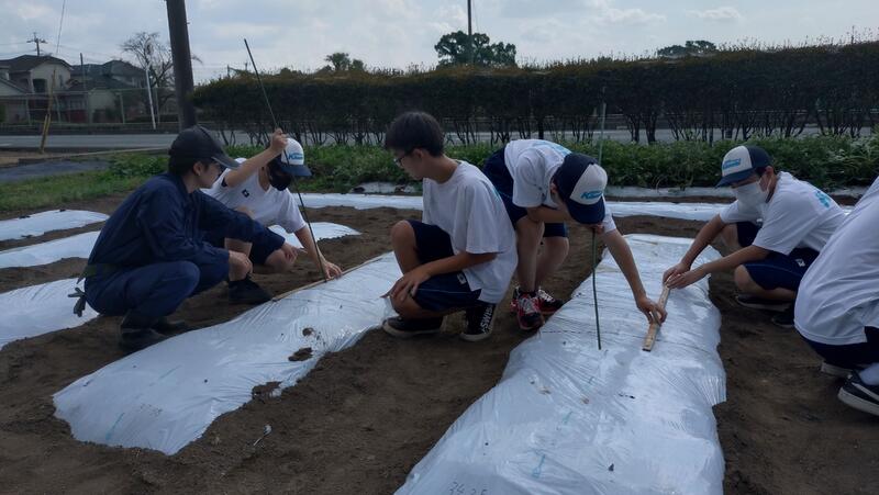 距離を測ってマルチに穴をあける