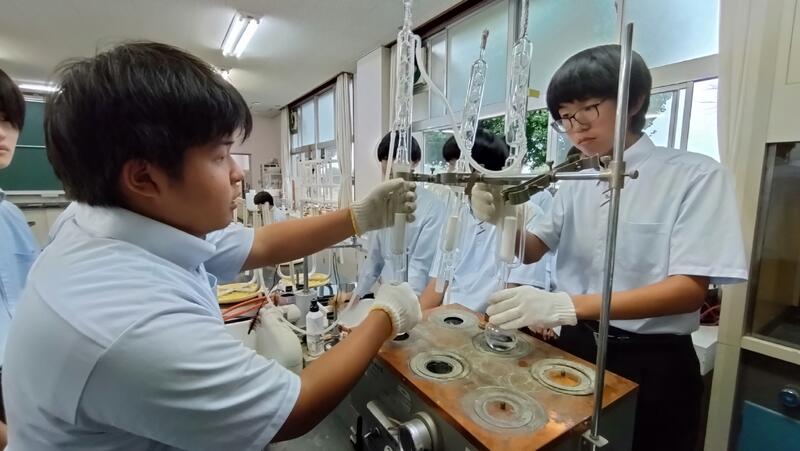 抽出菅に試料をセットする