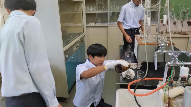 ジエチルエーテルを加える