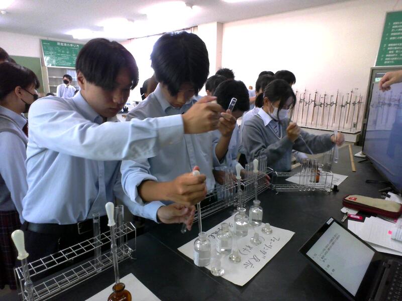 資料と試薬をはかりとる