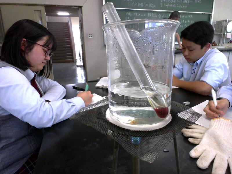 赤褐色の沈殿が見られます