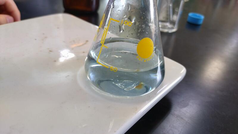 滴定の終点は灰色です