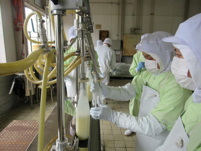 ジュース瓶に詰めていく