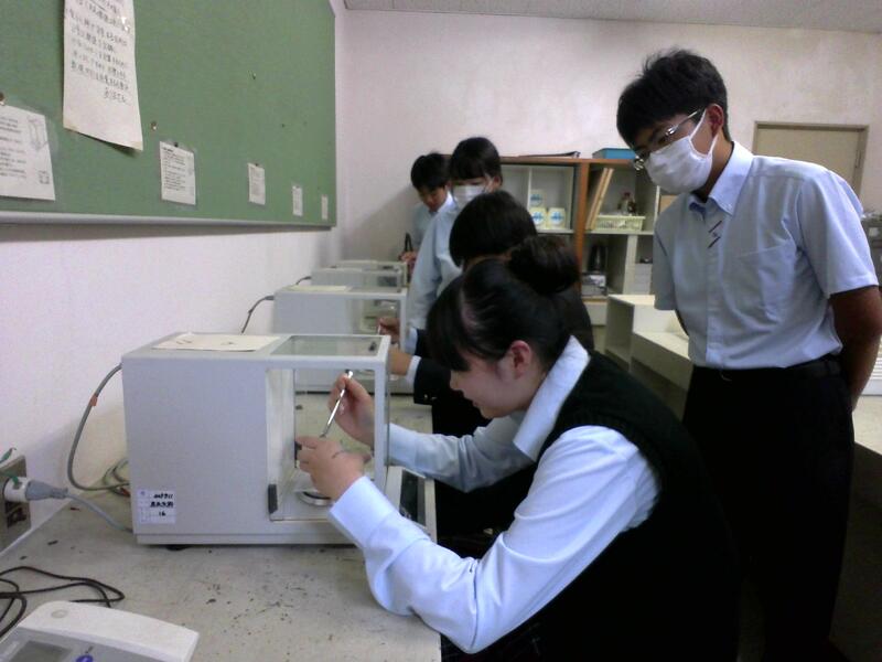 電子上皿天秤を操作