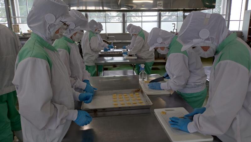 クッキーをカットして並べます