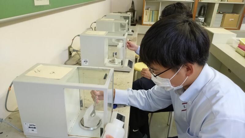 水酸化ナトリウムをはかる