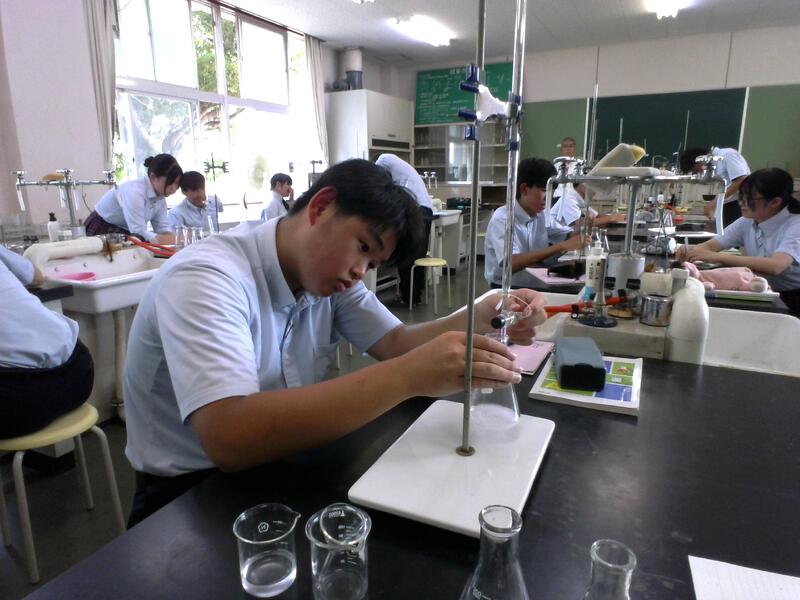 滴定して値を求めます