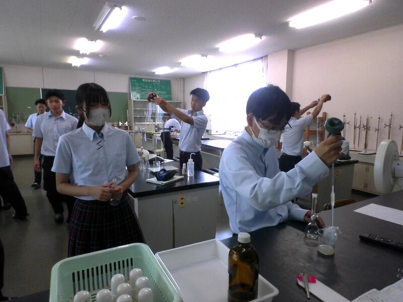 カボスの果汁をはかりとる