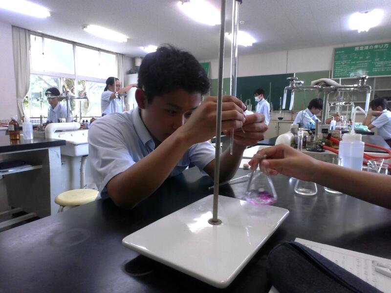 三角フラスコに分けていく