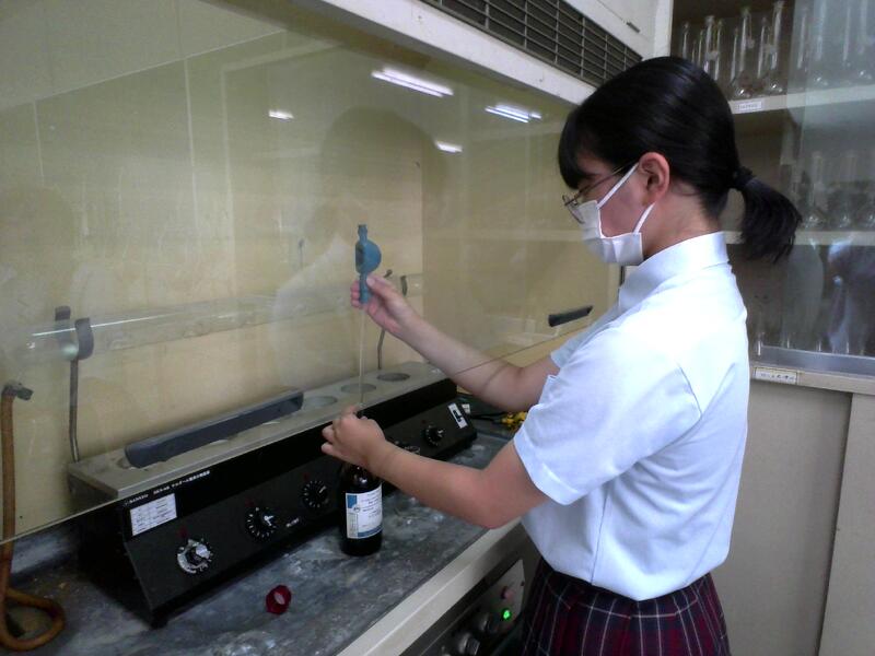 ドラフト内で試薬をはかる