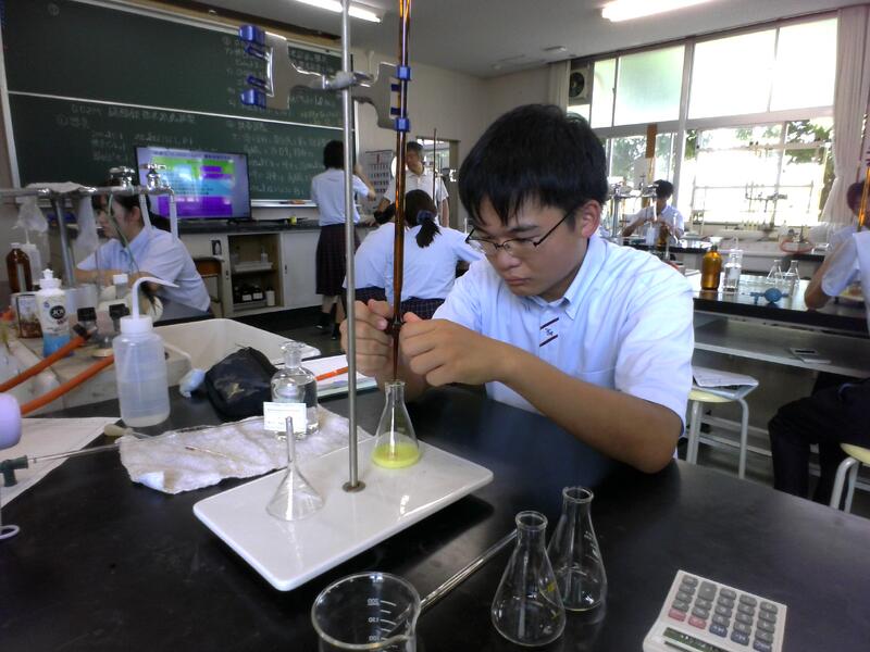 滴定をして力価を求めます