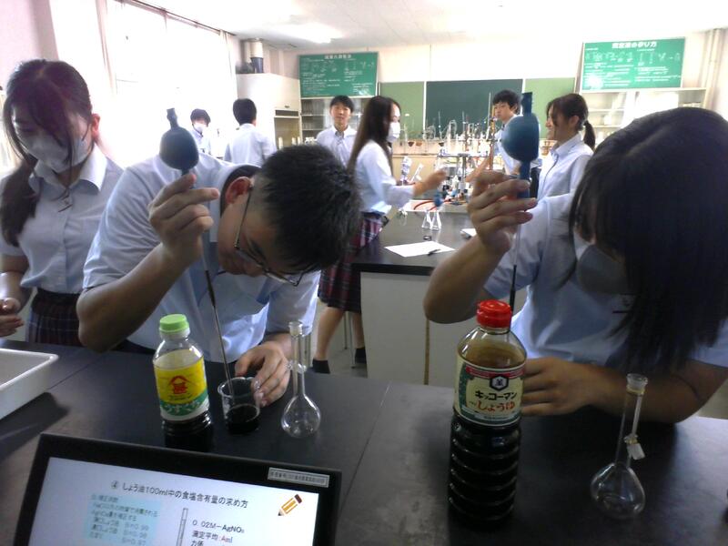 ２種類の醬油を調べる