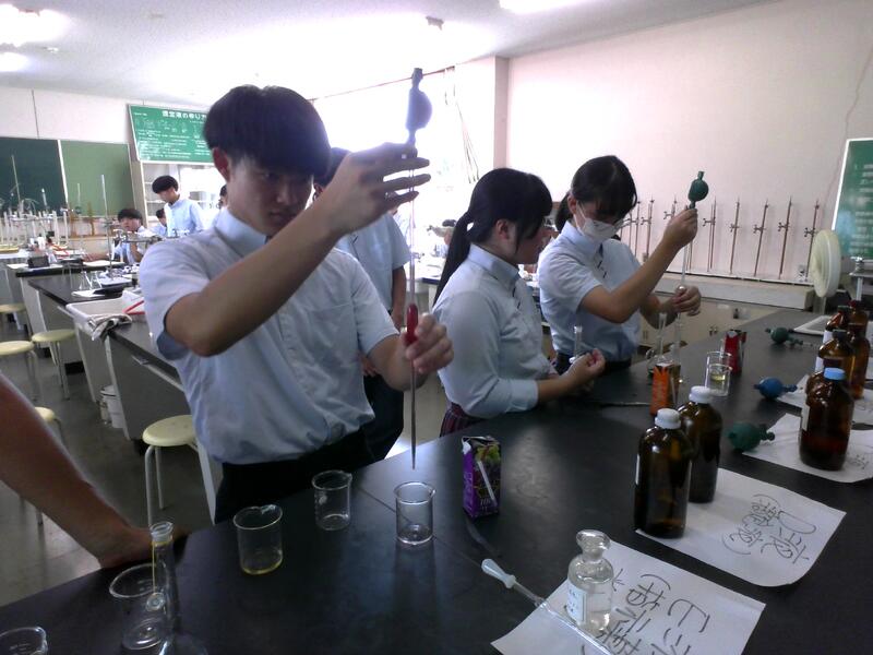 試料のジュースを採取