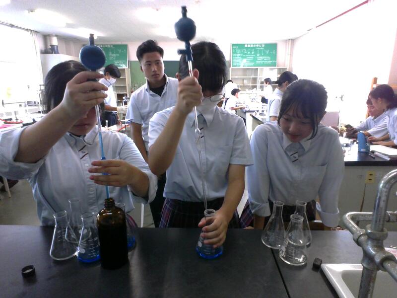 さらに試薬を加える