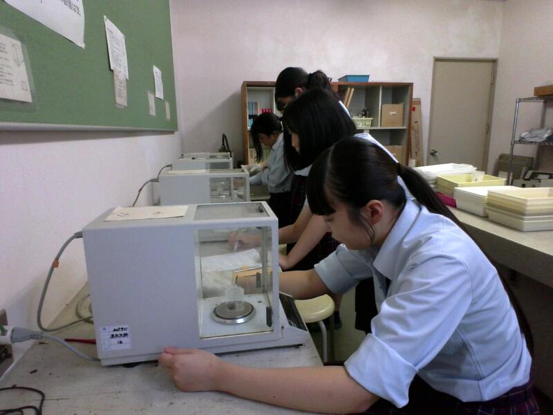 乾燥後のナスを計量中