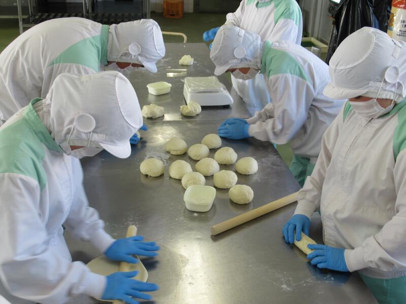 一つ一つ丁寧に成形