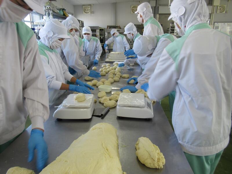 大きな生地をみんなで分割して丸めます