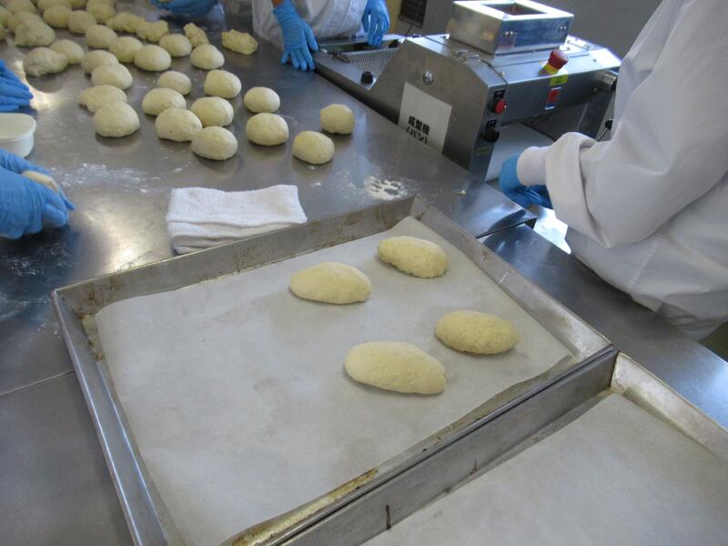 機械に入れるとロールパンに！