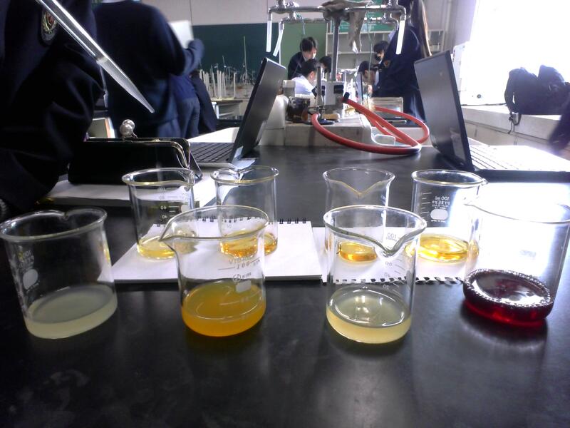 ③ジュースに滴下し何滴で変化するか確認