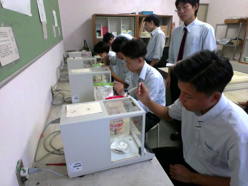 ①小麦粉をはかる