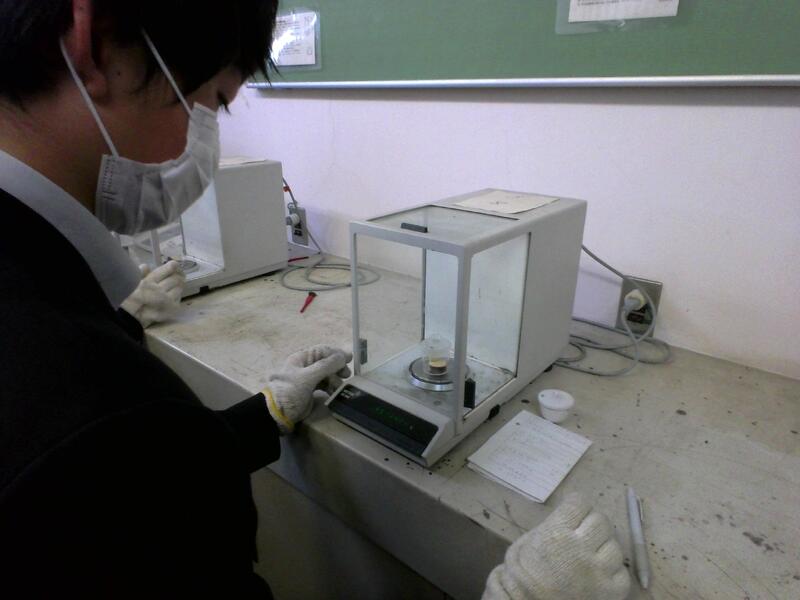 乾燥・灰化前の重さをはかる