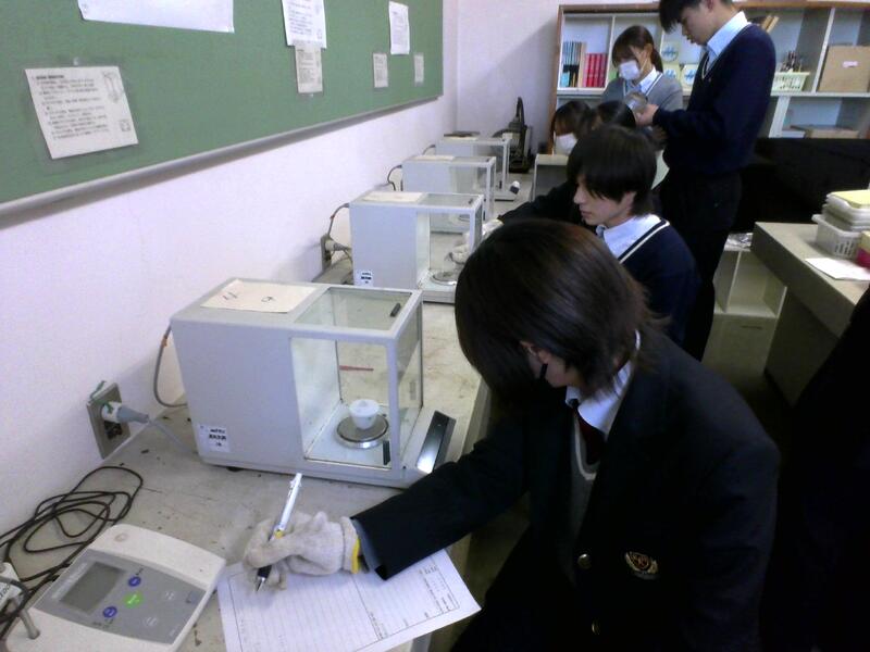 加熱放冷を繰り返し計量をします