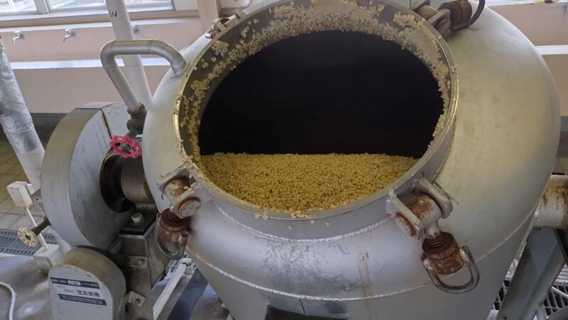 釜で蒸した大麦