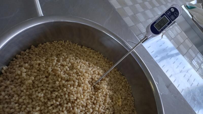 温度が下がったら種麹を混ぜます