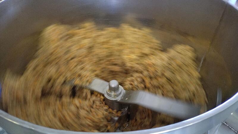 機械で混ぜます