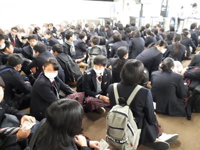 熊本空港出発ロビーにて