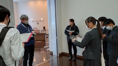 池上学芸員の説明を聞いています