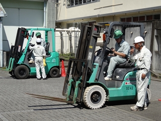 フォークリフト10