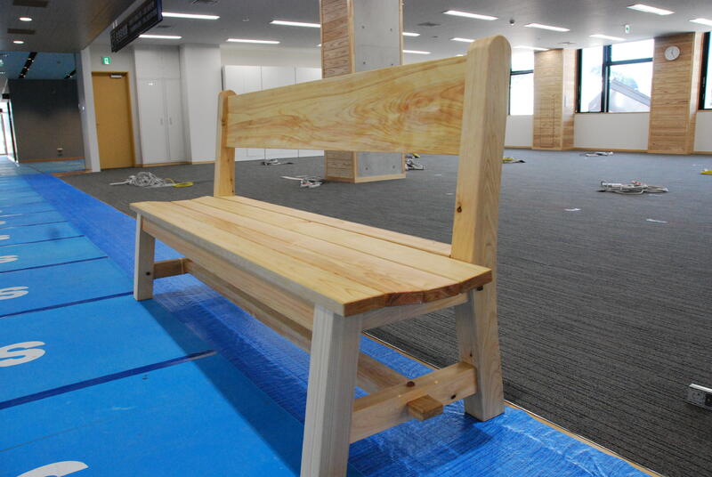 寄贈した木製ベンチ