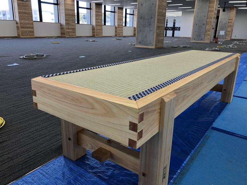 寄贈した木製畳ベンチ