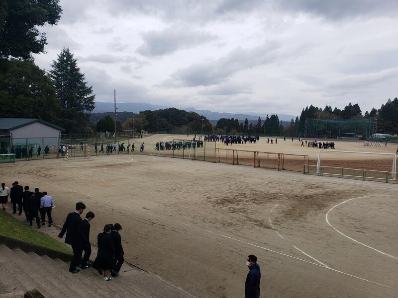 グランド中央へ避難