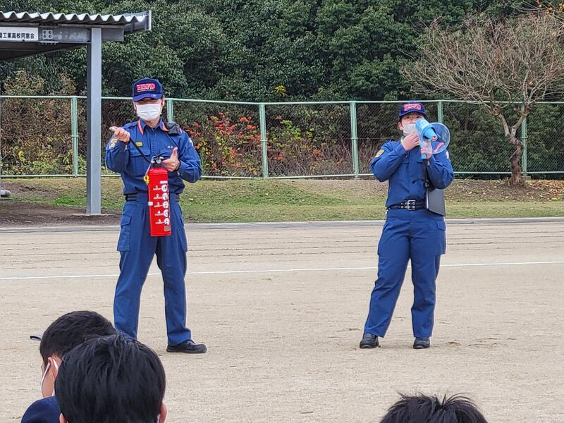 消防士の方達が消火器使用法の実演