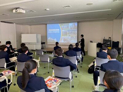 崇城大学の説明会を聞く様子