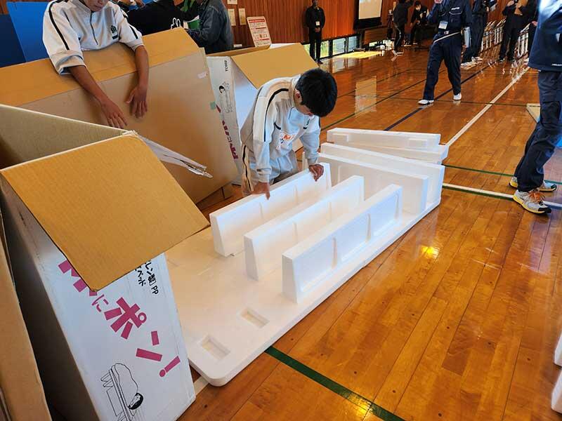 ①発泡スチロールベッドの設置
