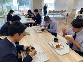 学食で昼食を